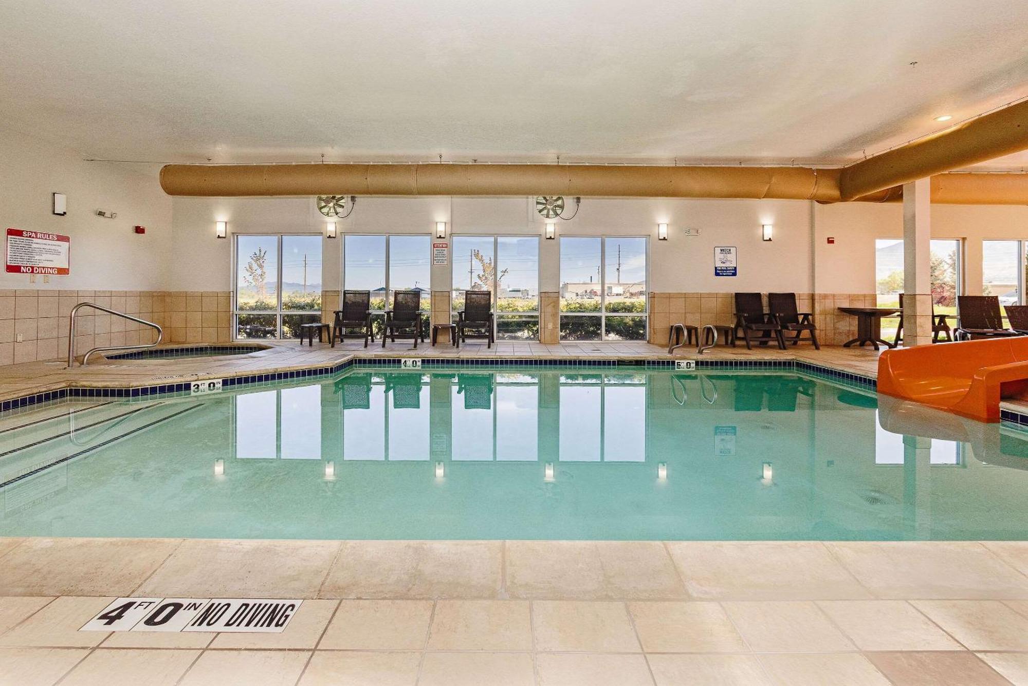 Comfort Inn & Suites Logan Near University Экстерьер фото
