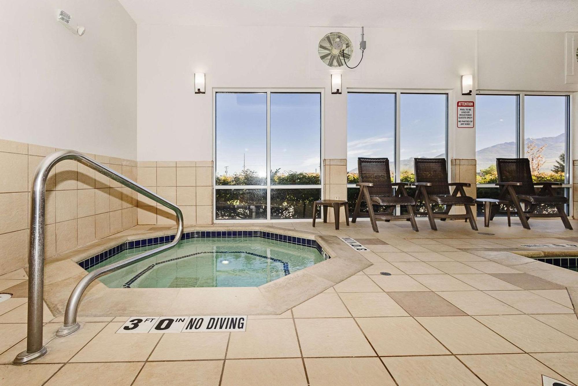 Comfort Inn & Suites Logan Near University Экстерьер фото