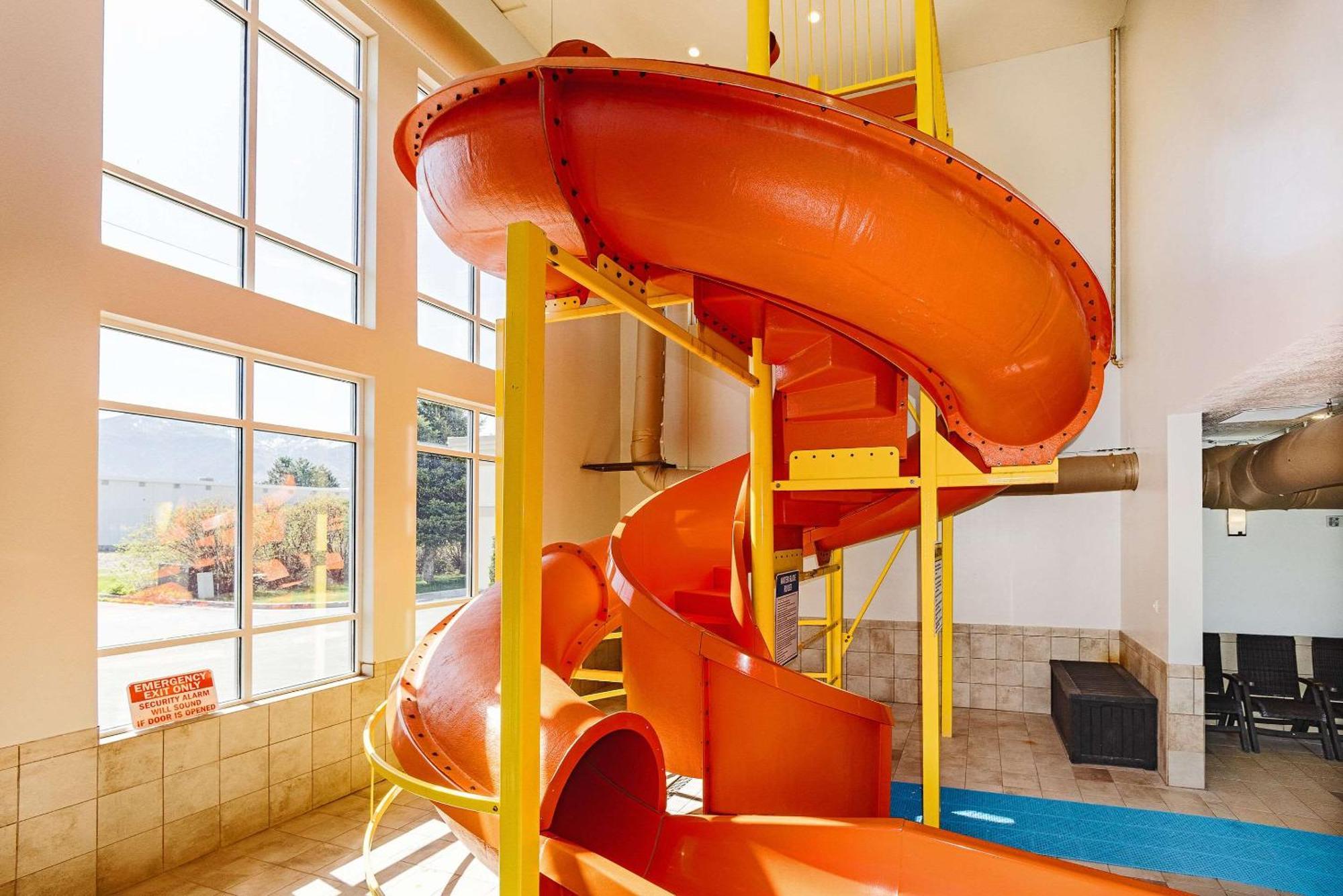 Comfort Inn & Suites Logan Near University Экстерьер фото